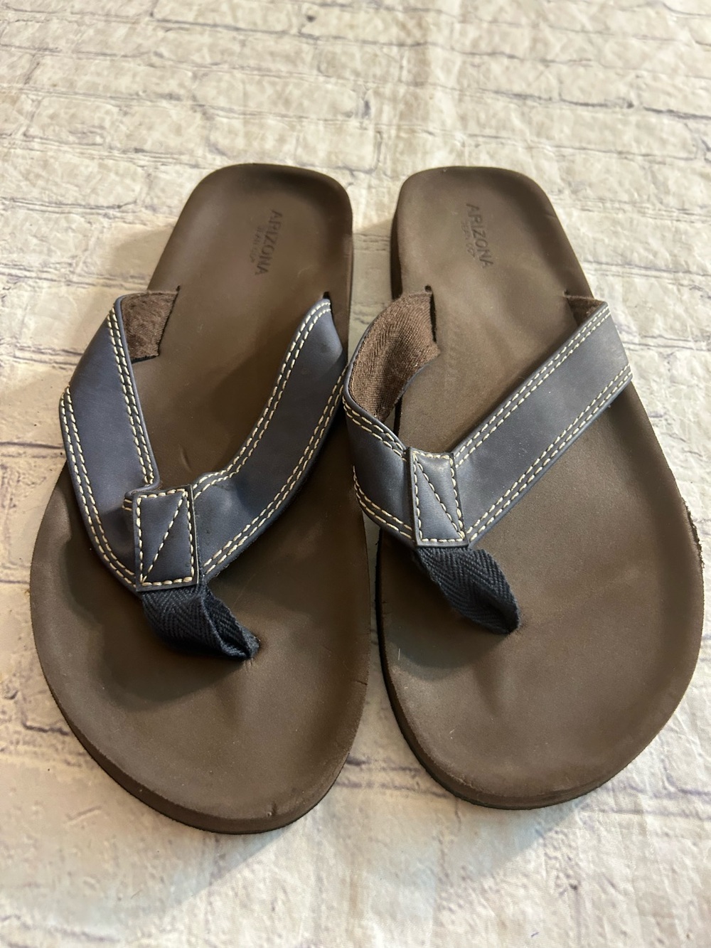 ARIZONA JEAN CO. NAVY/BLACK WITH STITCHING DETAILS MENS FLIPFLOPS SIZE 11